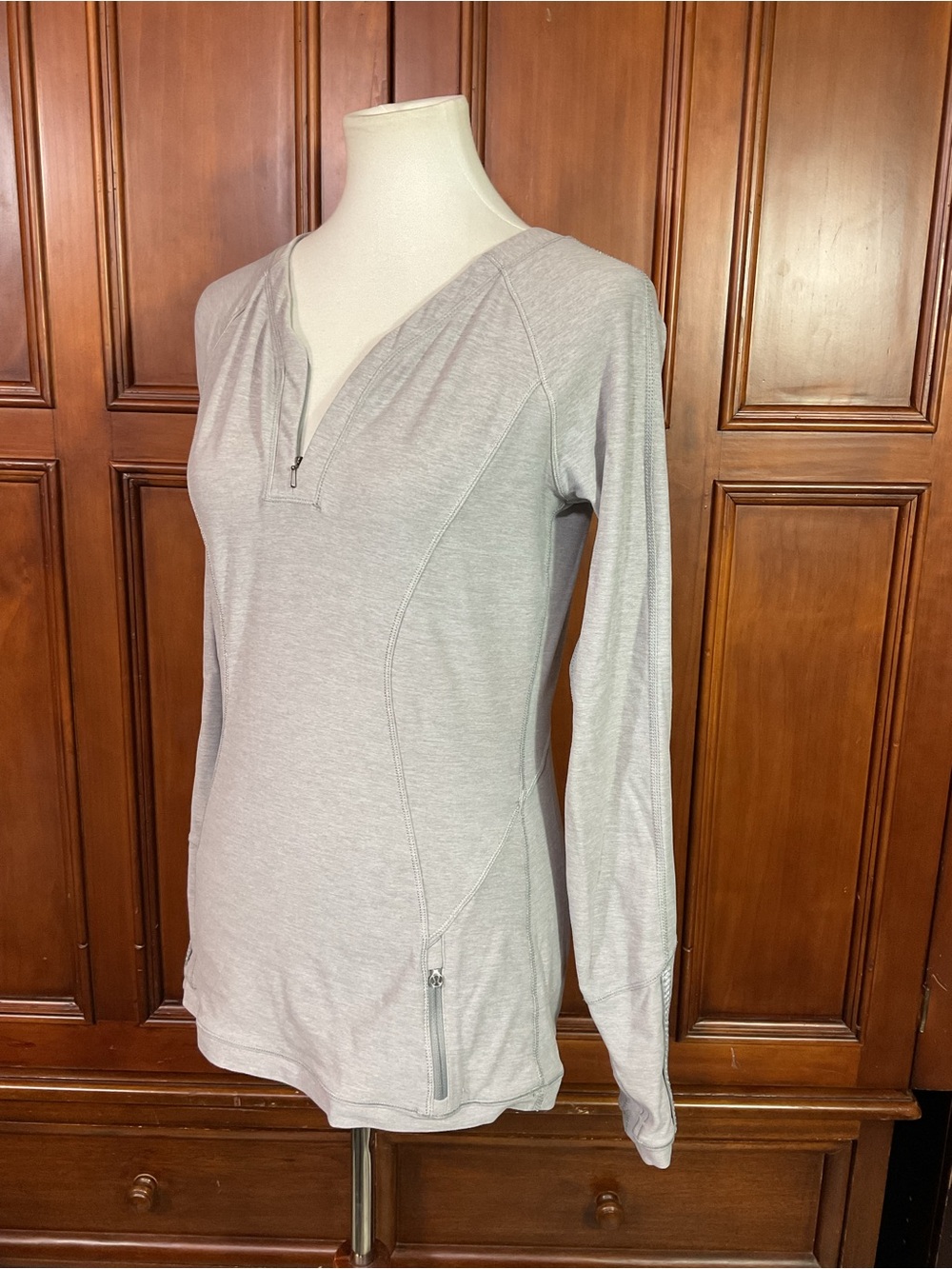 Lululemon Womens Pull Over 1/4 Zip Reflective Accents Zip Pocket Solid Gray Sz 6